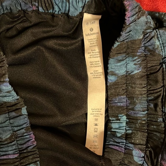 Lululemon size 8 tall in excellent shape - Picture 3 of 4